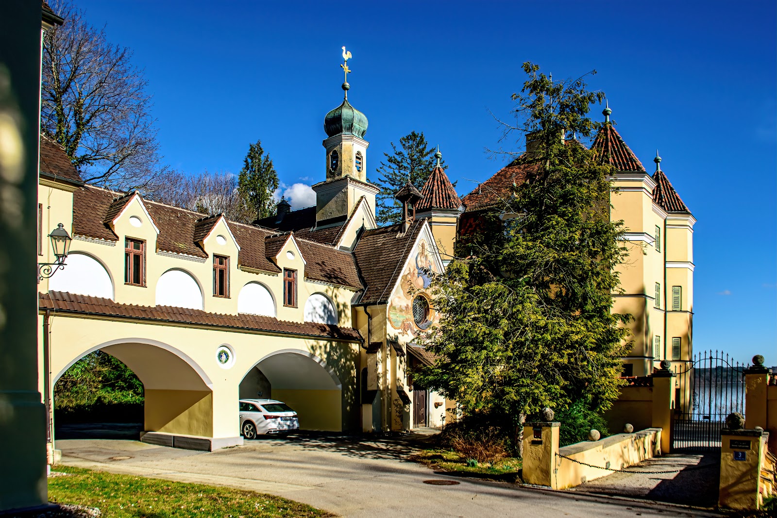 BRK Schloss Garatshausen, Pflegen und Wohnen am See und Schlossparkresidenz