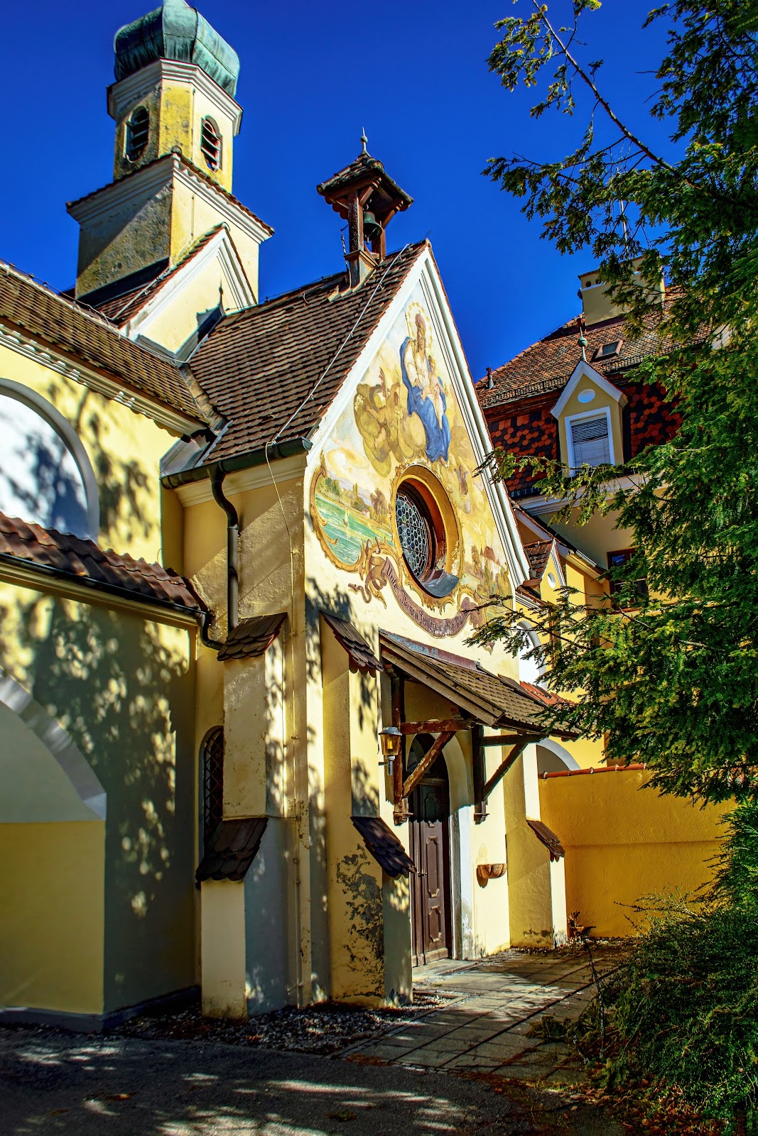 BRK Schloss Garatshausen, Pflegen und Wohnen am See und Schlossparkresidenz