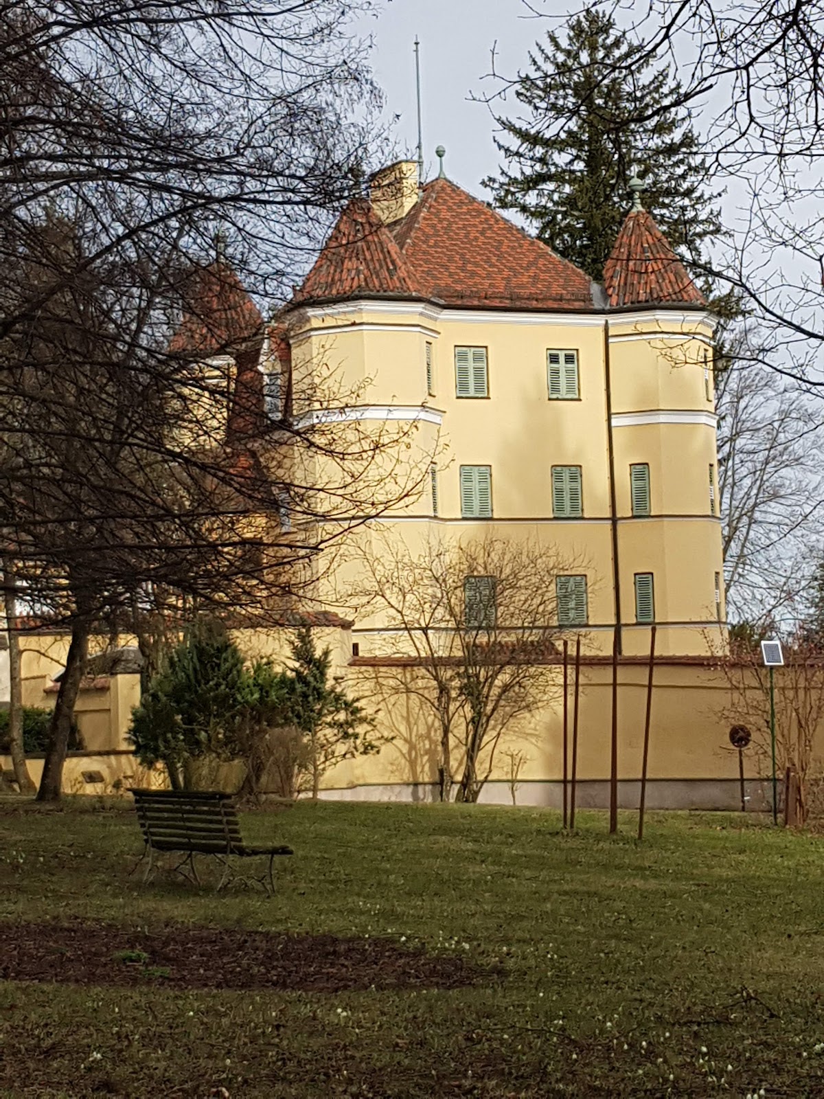 BRK Schloss Garatshausen, Pflegen und Wohnen am See und Schlossparkresidenz