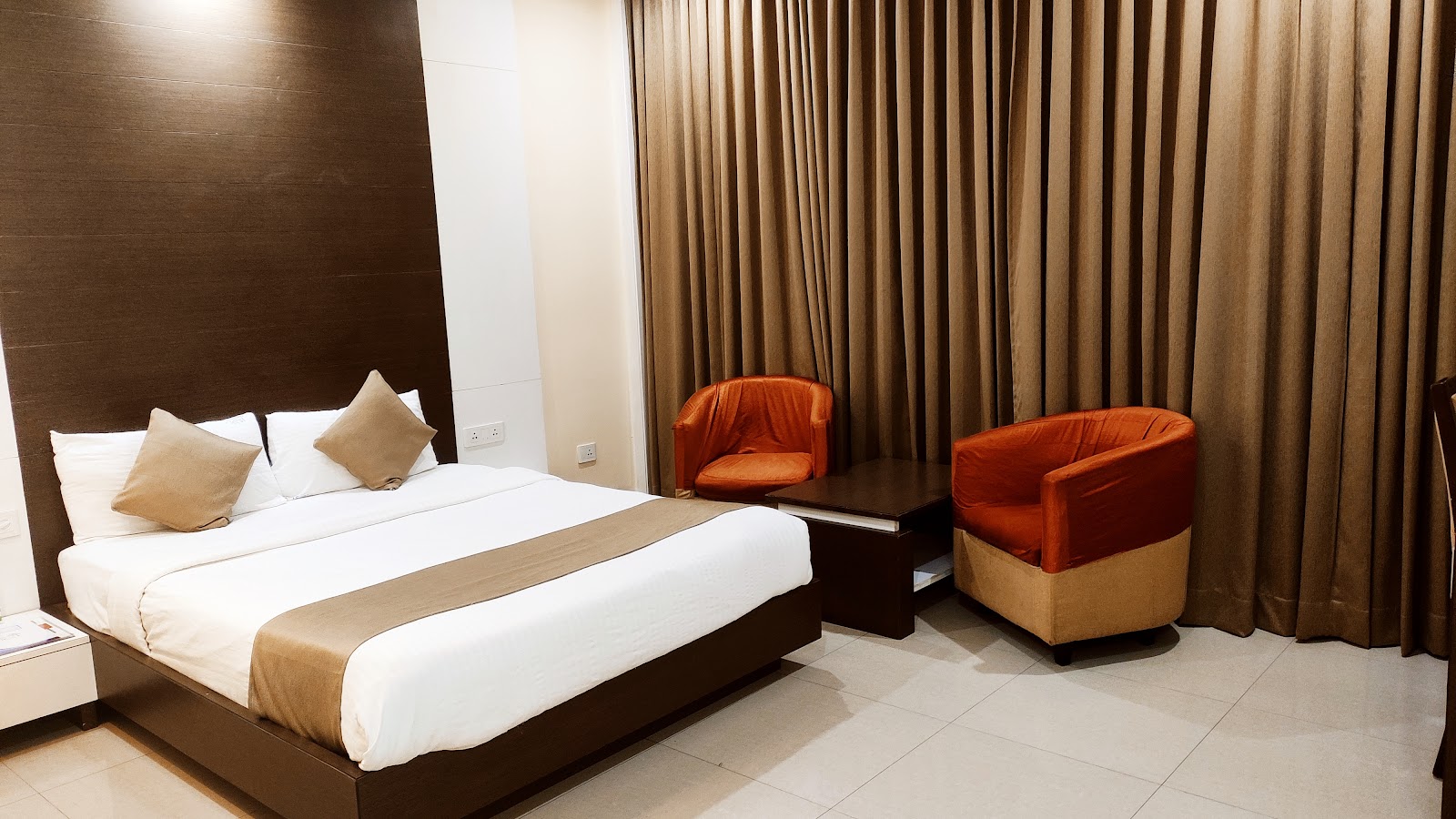 Hotlines Falcons Nest Hotel(Vindhu Restaurant)
