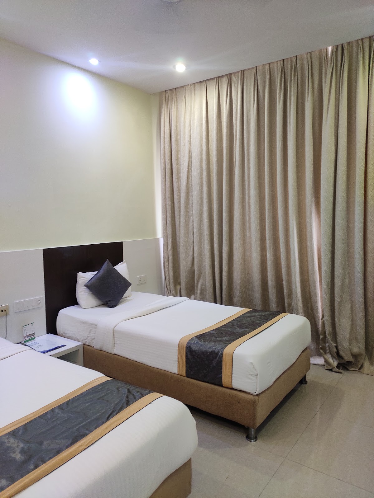 Hotlines Falcons Nest Hotel(Vindhu Restaurant)