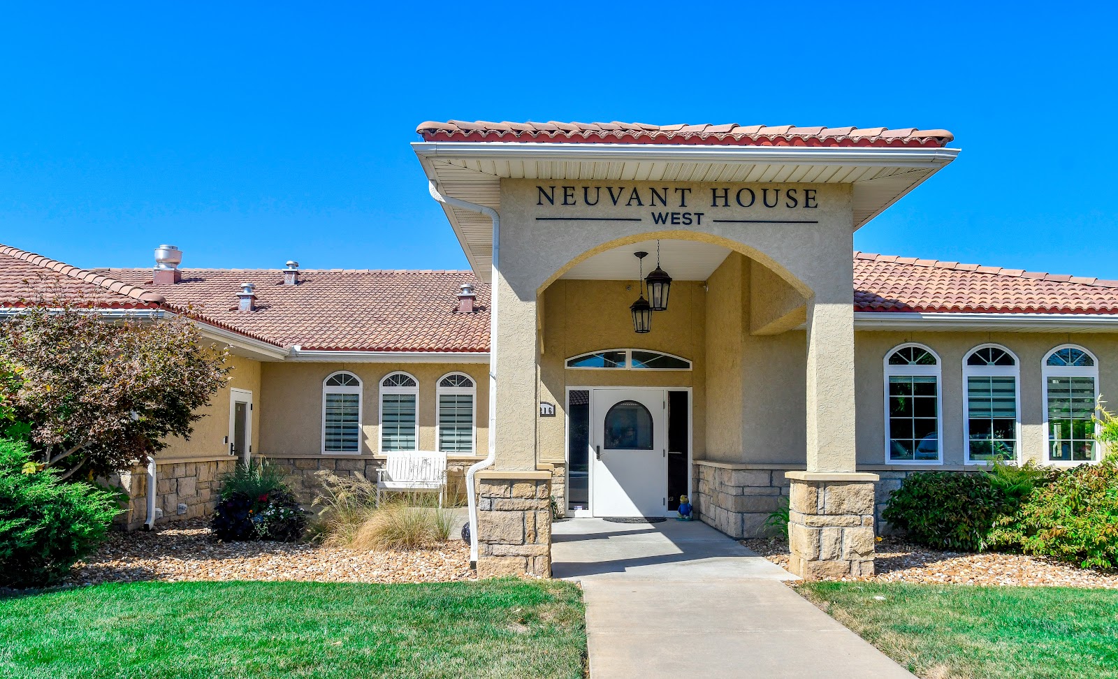 Neuvant House of Lawrence