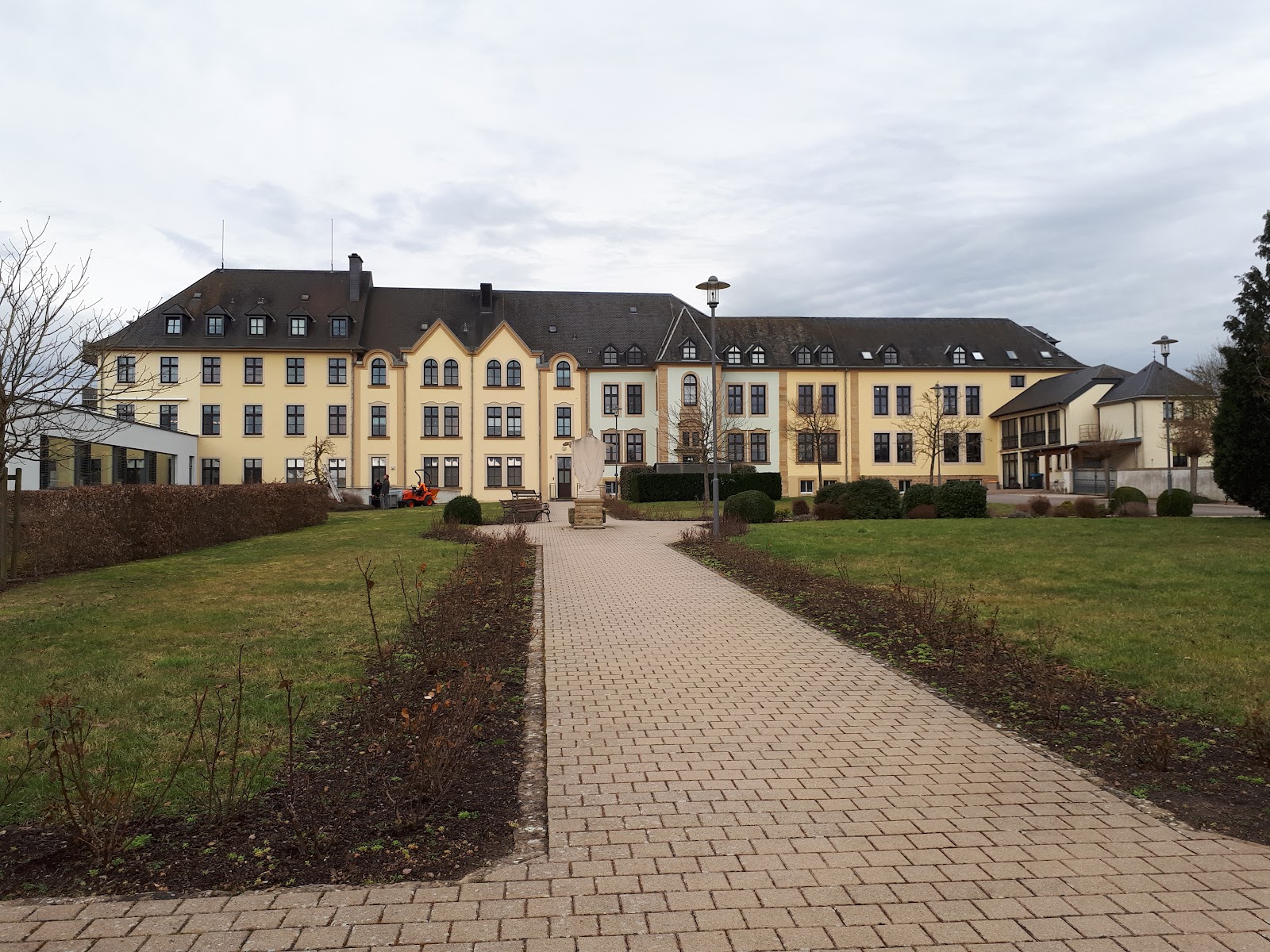Haaptmann's Schlass - Elisabeth Senior