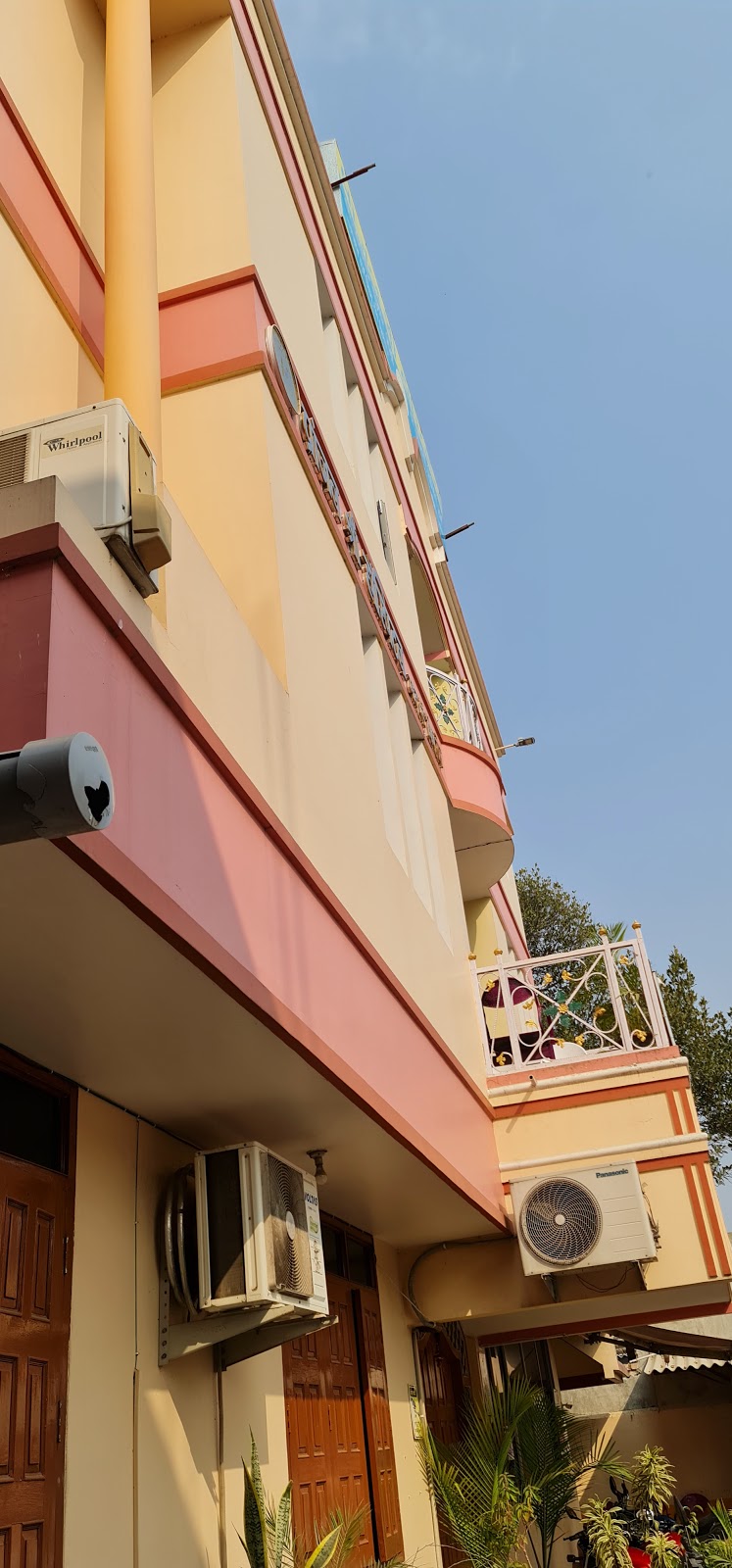 Pranjal Shri Hospital (Dr. Ravindra & Dr. Vinita)