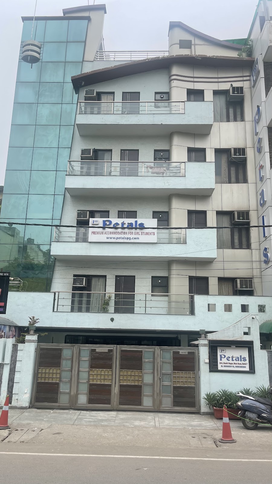 Petals Premium Girls Student Accommodation - Girls PG Accommodation in North Campus (Kamla Nagar)