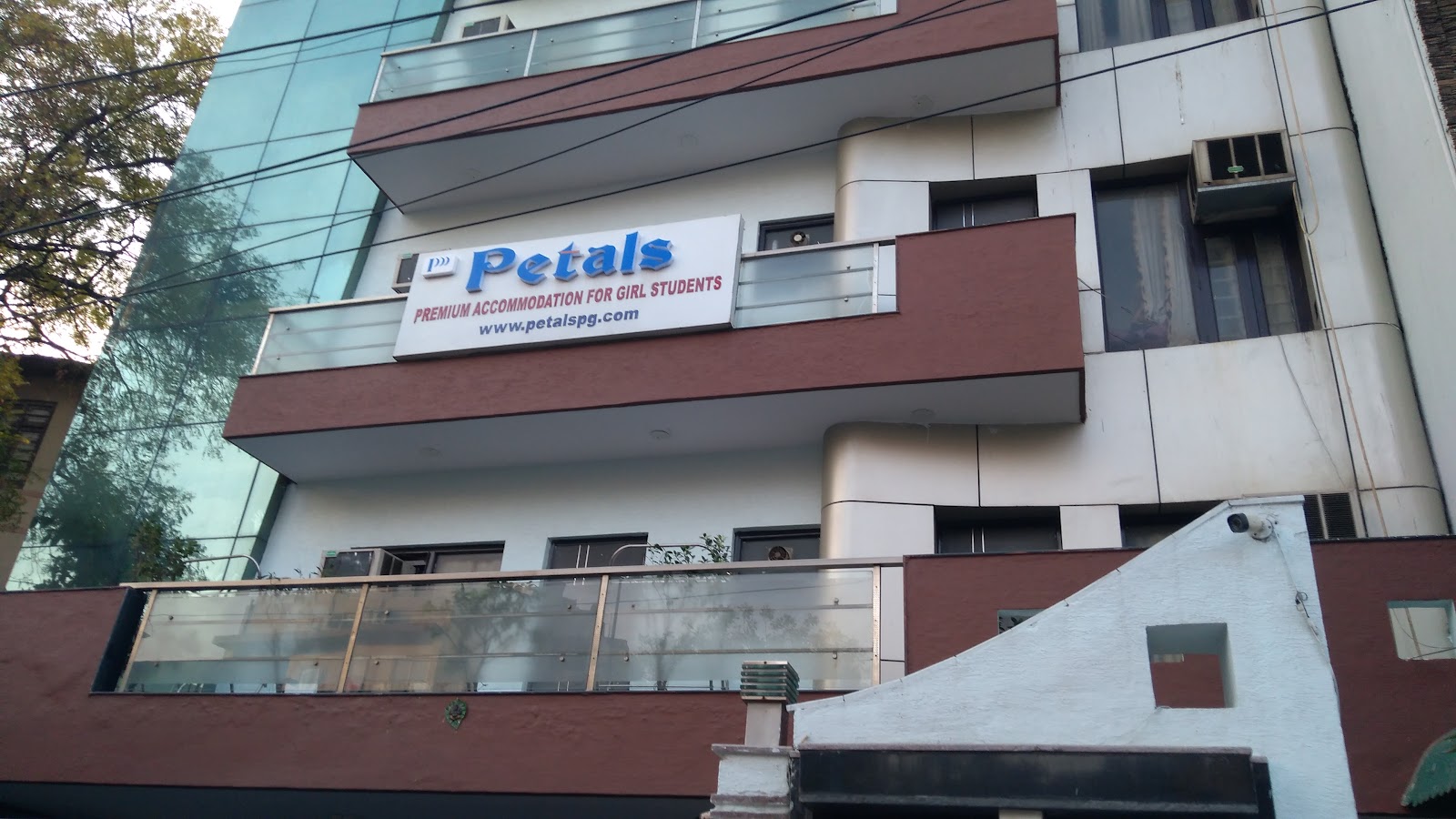 Petals Premium Girls Student Accommodation - Girls PG Accommodation in North Campus (Kamla Nagar)