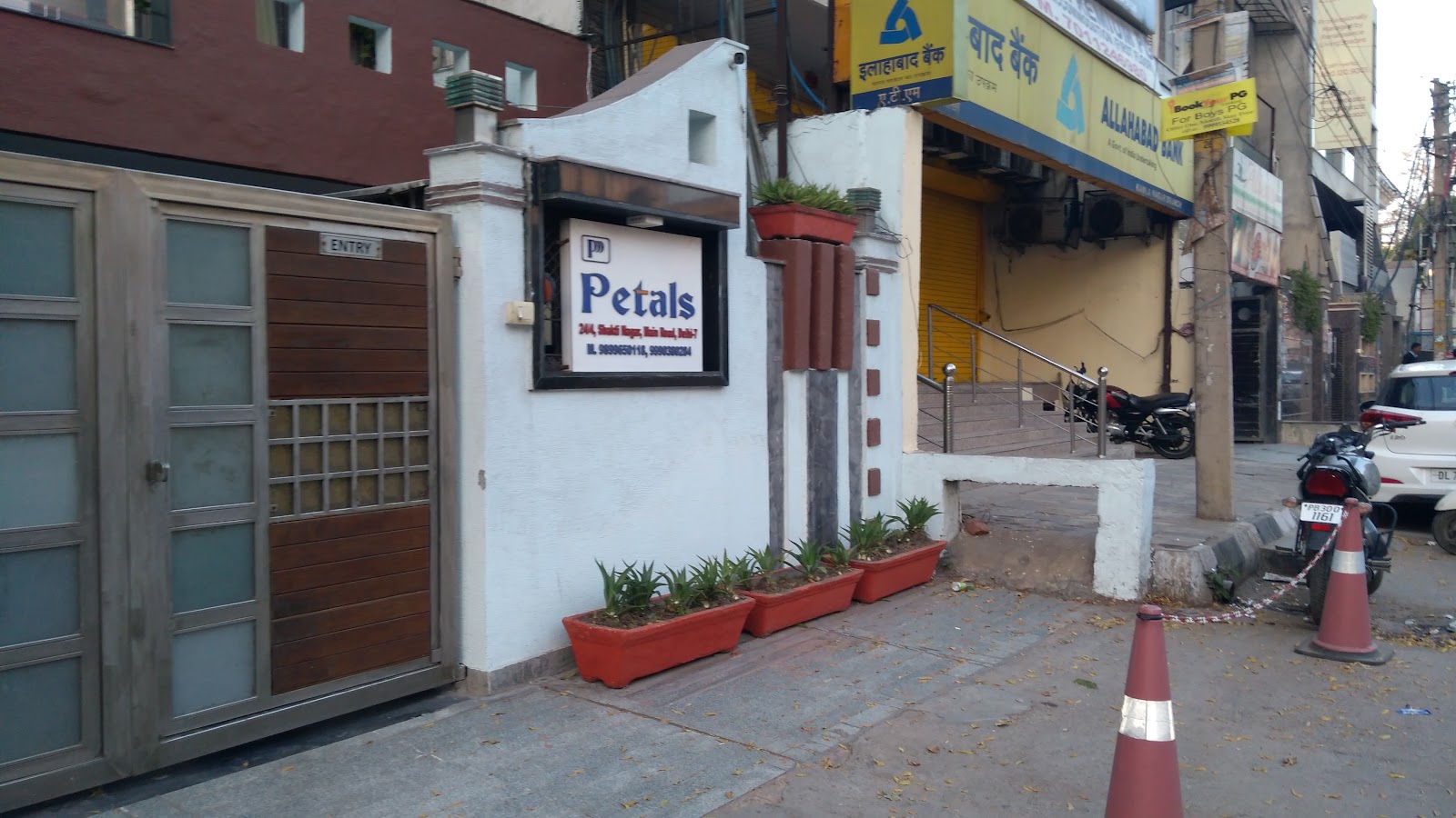 Petals Premium Girls Student Accommodation - Girls PG Accommodation in North Campus (Kamla Nagar)